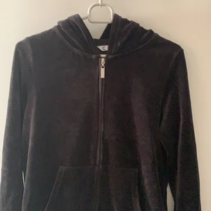 Velour kofta - Svart velour kofta från Cubus, i bra skick.