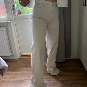 Beige Jenas  - Säljer dessa superfina jeans från weekday i storlek 29/34 då dem tyvärr har blivit för små för mig. Är väldigt långa i benen och passar perfekt nån som är runt 170-175 cm💓💓 (74 cm i midjan och 84 i innerbenslängd) År i superbra skick, nästan aldrig använda💓 Köpta för 600kr och säljes för 350kr+ frakt (60kr)