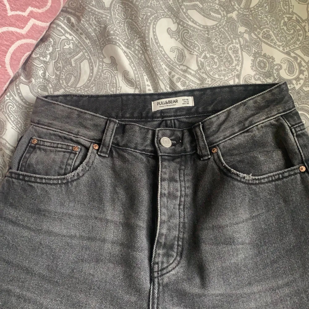 Grå/svarta jeans från pull&bear. Superfin färg med slitningar längst ner. I mycket fint skick. Säljer då dem är för korta för mig💞. Jeans & Byxor.
