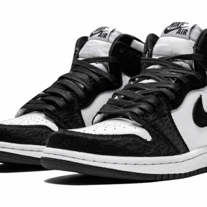 Jordan 1 panda twist  - Hejj! Jag har panda twists high i storlek 40 som jag vill antingen byta mot ett par andra jordans eller dunks men om ett bra pris nämnts då kan jag också sälja de. (Bild är tagen från Google ) kan skicka bild om det behövs.  
