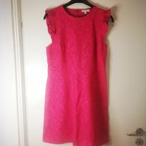 Säljer en kort afton rosa klänning med spetsdetaljer från Warehouse. 