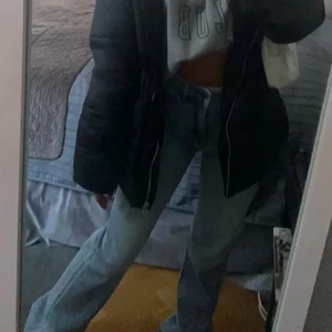 Jeans - Säljer dessa super populära jeans från h&m då jag inte använder dom. Jeansen är i storlek 36 men skulle säga att de passar en 34 också! Dom är i super fint skick bara lite slitningar längst ner vid fötterna vilket jag själv bara tycker är snyggt!💕 jag är ca 160 och dom är långa på mig!