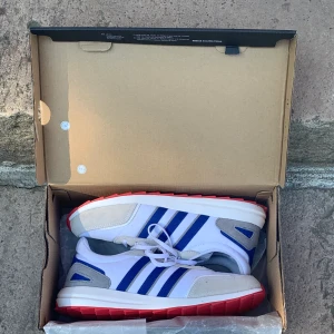 Nya Adidas skor bara testade - Helt nya har testat dom men det satt inte som jag ville så därför säljar dem💜💜💜