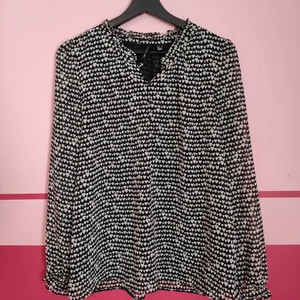 Tröja med hjärtan - Tunn långärmad tröja med vita hjärtan. Använd 1 gång. Står som en L, men är mer av en M. Hund finns i hemmet