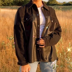 Jacka från zara  - Fin jacka från zara! Den har lite skinnimitation på framsidan, och resten är svart denimtyg🤎 buda 