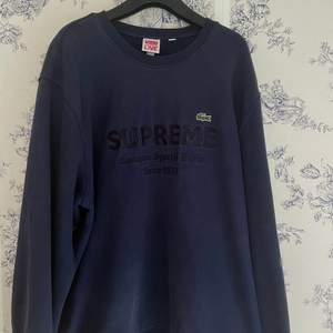 En äkta tröja från supreme lacoste kollektionen, SS18. Köpte den från StockX i vintras men den är för liten för mig, ny kostar omkring 4000kr. 8/10 i condition. Pris kan diskuteras.