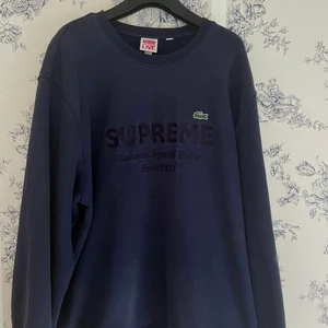 Äkta Supreme x Lacoste Sweatshirt  - En äkta tröja från supreme lacoste kollektionen, SS18. Köpte den från StockX i vintras men den är för liten för mig, ny kostar omkring 4000kr. 8/10 i condition. Pris kan diskuteras.