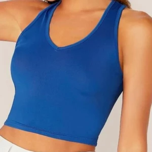 Blå topp - Säljer en blå topp som aldrig är använd. Den är i storlek M men sitter som S. Säljs för 60kr+frakt