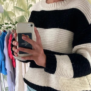Randig tjocktröja - Fin svartvit-randig tjocktröja från Zara. Bra i längd lite oversized. Använd men i bra skick. Eftersom den har tvättats så är den lite knottrig (se bild 3) men det känner man inte inuti + syns inte så mycket när man har på den ⭐️💕