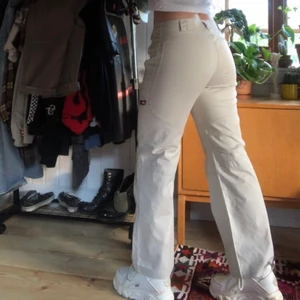 Vita Lundhags byxor✨ - Aldrig använda, helt nya🌱 vita byxor med kräm färgade dragkedjor och grå logga på benet. Dom är lite stretchiga. Pris kan såklart diskuteras vid intresse🦋