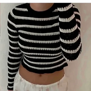 Zara topp - Supersnygg tröja från Zara. Endast använd fåtal ggr. Köparen står för frakten😝💗