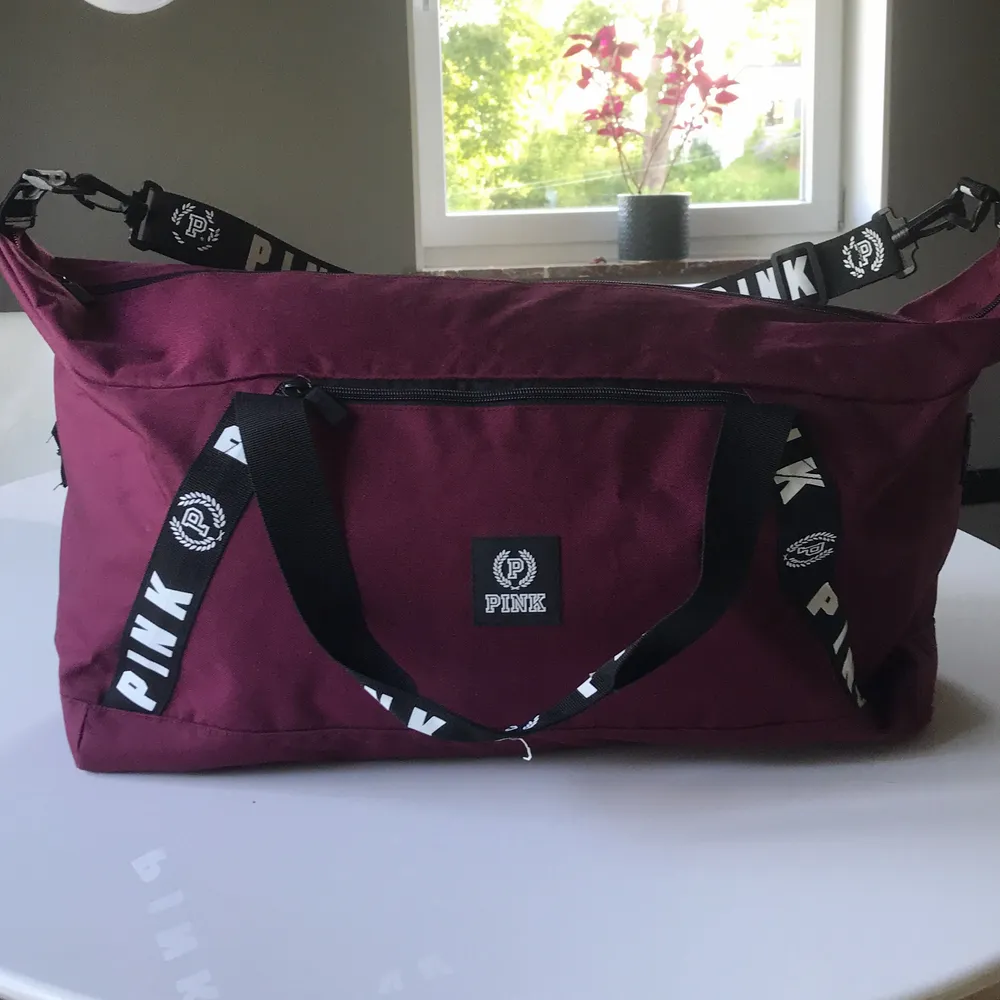 En stor mörk lilla väska från märket                        Pink/ Victoria secret. Väskan är i bra skick och har varit oanvänd i tre år (Köptes i London) 💕💕. Accessoarer.