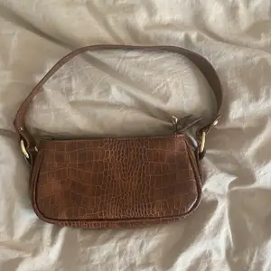 En liten brun väska