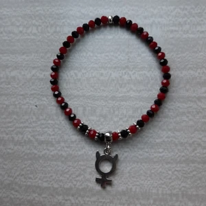 Coolt armband  - Säljer ett armband jag själv gjort! 🖤❤ Alla metalldelar är nickeltetade å armbandet är elastiskt, men kan göras efter dina mått. Har även andra färger, pärlor och berlocker om du vill customizea ditt eget armband 😈 Frakt tillkommer med 12 kr 