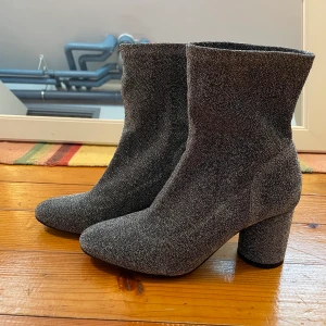 Strumpskor i silvrigt glitter - 37 - Supercoola strumpskor i glitter! Jättefina att ha på kalas, fester eller utekvällar 🤩 Tjock runt klack som är stabil! Väldigt bekväma att gå i 🌸