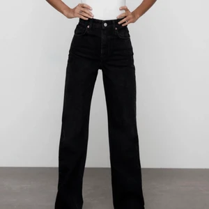zara jeans  - säljer ett par jeans från zara, köpte i två olika storlekar men behöll de andra paret, helt oanvända mer lappar kvar, i storlek 40 men enligt mig är zaras jeans mindre i storleken. helst slutaålda på zaras hemsida. bud från 200kr 💛