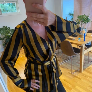 Bik bok omlottskjorta storlek Xs - Omlott skjorta/tunn kavaj med dold knäppning och knytband. Ärm med knäppning, se bild 2. Storlek xs men passar även s. Använd vid ett fåtal tillfällen ä, så i nyskick.