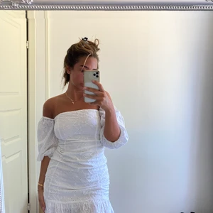 Oanvänd vit klänning  - 250kr eller högsta bud 