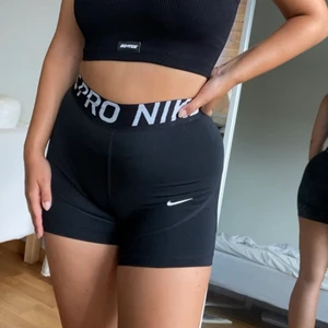 Nike shorts  - Korta shorts från Nike i jätte skönt svalkande material. Endast använda ett fåtal gånger. Storlek S. Toppen att både träna i och ha till vardags. Frakt på 44 kr tillkommer 🖤