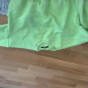grön sweatshirt - haha bilden är upp och ner