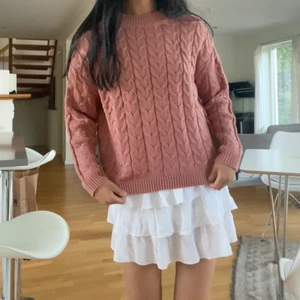 Jättefin stickad tröja - Skitnsygg Cable knit/ stickad rosa tröja från mango i strl s. Frakt tillkommer 66kr spårbart💕 Endast använd 1-3 gånger och är i nyskick💕