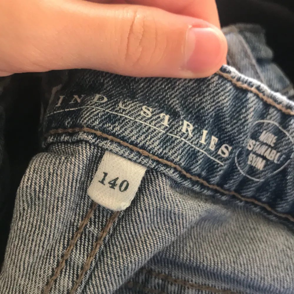 Ett par jätte coola jeans ifrån Kappahl men dom har tyvärr blivit försmå för mig.  Inget fel på dom och dom är i strl 140. Jeans & Byxor.
