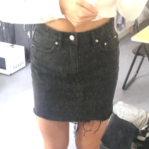 Svart jeanskjol  - Från Gina Tricot. Bra skick, säljer endast för att jag tycker den blivit lite kort på mig. Stl 36.