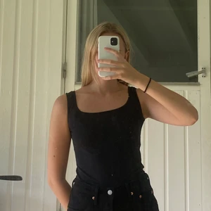 Square neckline linne  - Svart linne av material som påminner om en baddräkt 