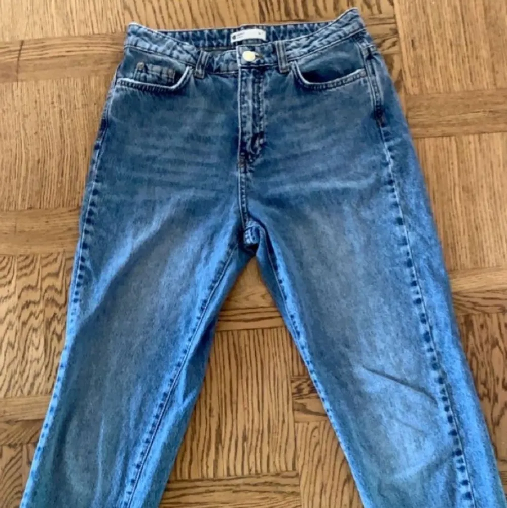 Jag säljer dessa jeans eftersom dom inte riktigt var min smak. Kostar 500kr direkt i butik men säljer för hundrafemtio+frakt.. Jeans & Byxor.