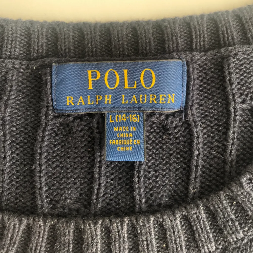 Säljer nu en stickad sweatshirt från Ralph Lauren på grund av att den är för liten. Den är i bra skick. Pris och leverans kan diskuteras!. Hoodies.