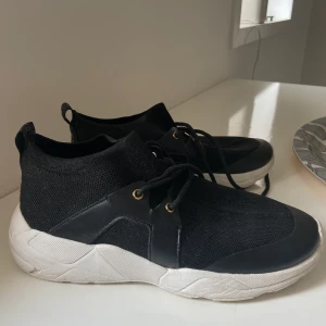 Strump skor  - Svarta skor med en vit sula från xit