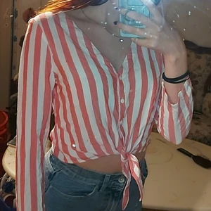 Topp - ☆ Använd en gång. ☆Fint skick. ☆Väldigt skön och sval. ☆Perfekt till sommaren. ☆V-ringad.  Skriv privat om några frågor eller intresse💕