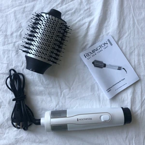 Värme borste  - Säljer denna värmeborste som jag fick i födelsedagspresent för ca 2 veckor sen, tyvärr funkade den inte så bra för mitt hår😕 Kontakta mig för frågor eller annat!! (Nypris: 499kr)