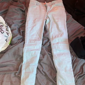 Skinny jeans - Ljusblåa skinny jeans! Säljer pga att dom e för små för mig! Storlek xs! Pris 100kr plus frakt 