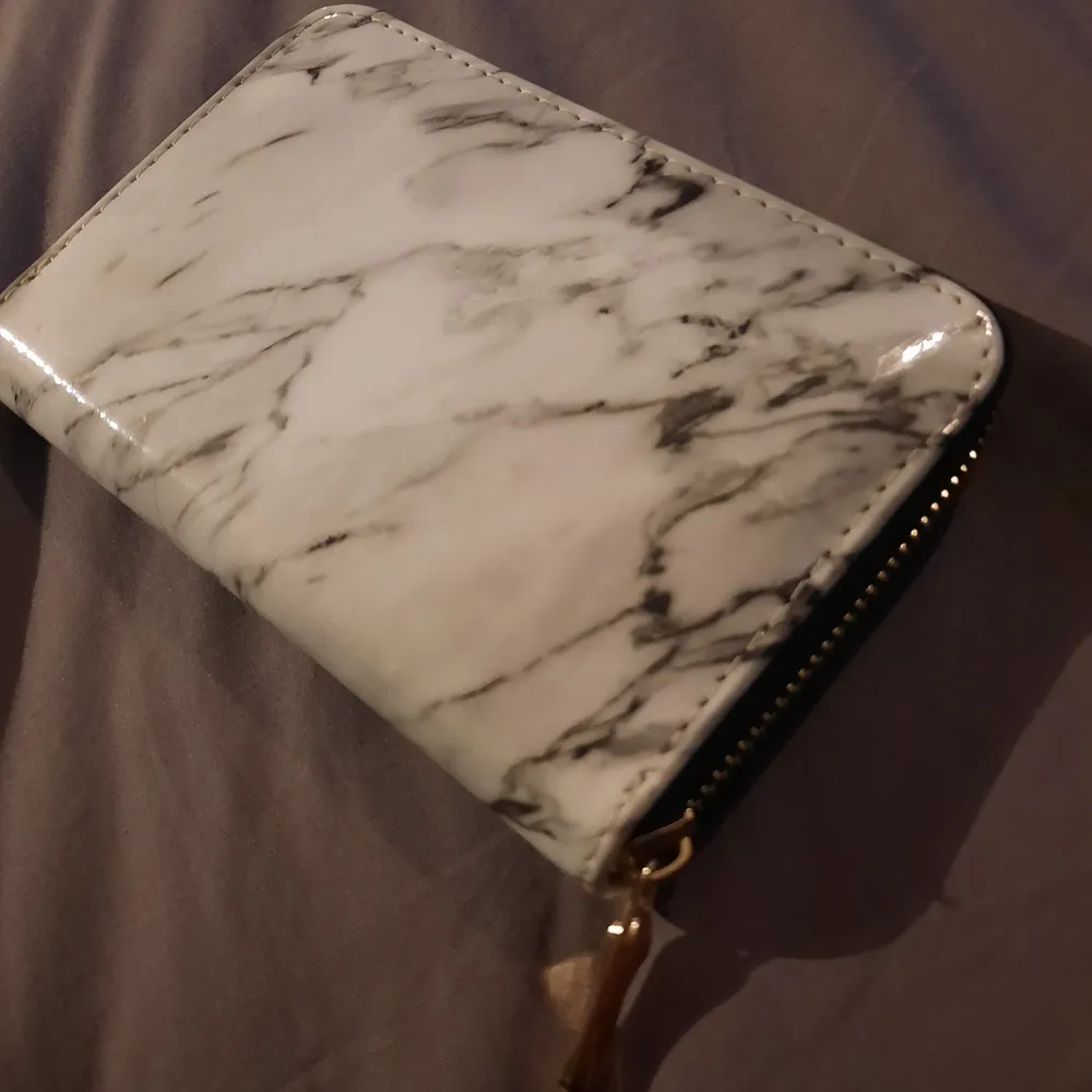 Säljer en as snygg marmor plånbok. Endast användas 1 eller max 2 gånger. Rymlig. 50 kronor + frakt. . Väskor.