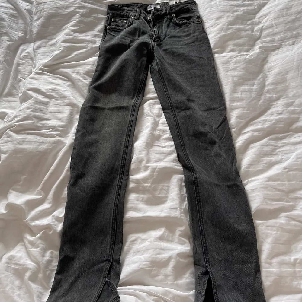 Zarajeans i storlek 32. Jag bär oftast storlek 34 / 36 eller midjestorlek 24 / 25. Jeansen är alltså relativt stora i storleken då jag nästan aldrig köper storlek 32. Jeansen är i bra skick och inte använda mycket. . Jeans & Byxor.