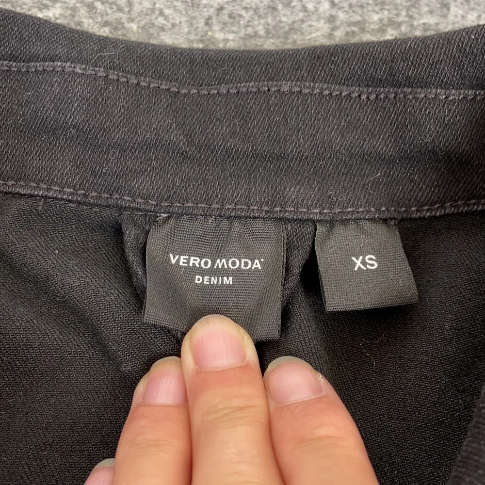 Jeansjacka från Vero Moda. Väldigt lite använd. Storlek xs. Skickas mot avgift alt möts upp i Lomma strax utanför Malmö.. Jackor.