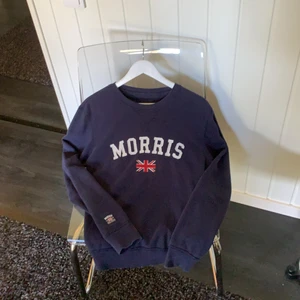 Morris Sweatshirt  - blå, hyfsat skick, använde ej, frakt ingår ej.