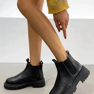 Helt nya stövlar  - Helt nya stövlar.köpte fel storlek det är  Strl 37  Tyvärr för små för mig som har 38. Jätte lätta stövlar. 