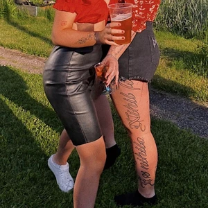 Fejk Skinn Cyckel byxor - Endast använda en gång (på bilden) !! 💗💗💗 kan mötas i Sthlm annars står köparen för frakt 🥰