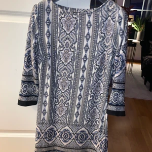 Klänning atmosphere storlek 38 - Klänning i stretchigt material. Inköpt 2015 men använd 2 gånger, nyskick.