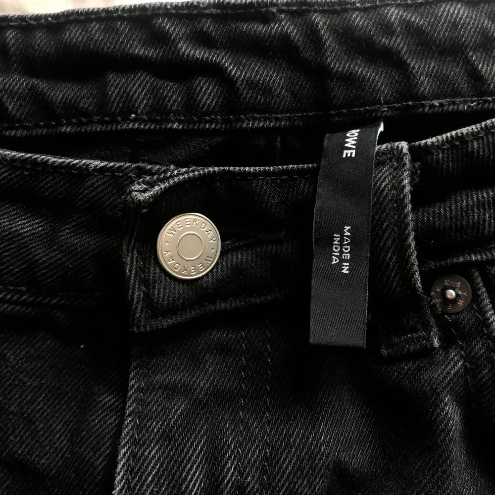 säljer dessa svarta weekday jeans i stilen ”rowe” , säljer eftersom de tyvärr inte passar min stil annars är dem helt felfria och i nyskick💕. Jeans & Byxor.