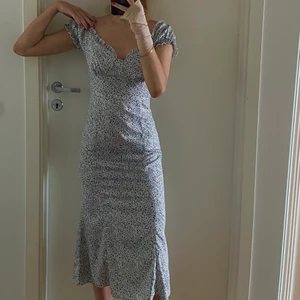 Lång svinsnygg sommarklänning  - Säljer min klänning då den är en aning för stor för mig och kommer därmed inte till användning. Klänningen är i storlek S och som ny!  