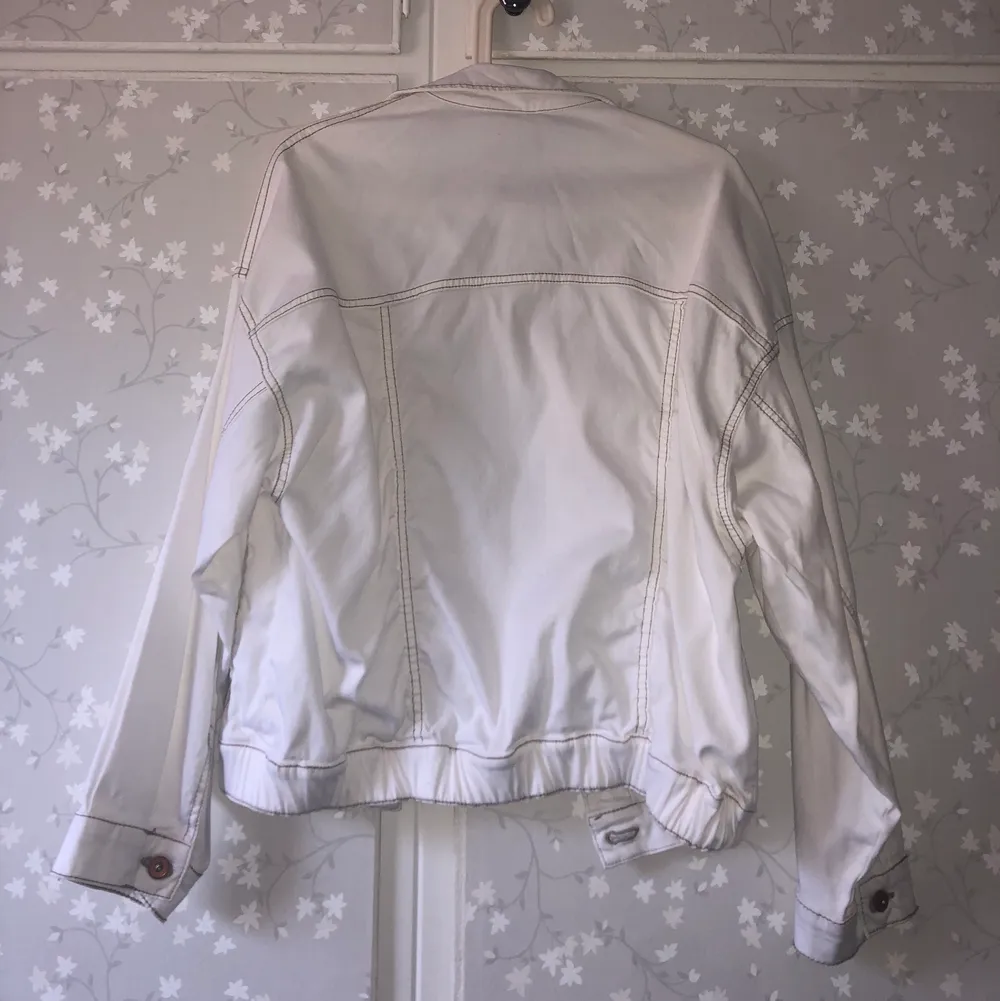 Säljer en jätte fin oanvänd oversized jeans jacka i färgen vit med beige detaljer. Storlek S. Skriv vid intresse. Köparen står för frakten🤍🤍. Takit.