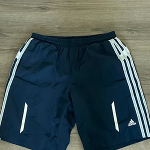 Adidas shorts - Ett par mörkblåa adidas shorts. Oversized. Köpta från humana men själv aldrig använt. Bra skik och jätte snygga