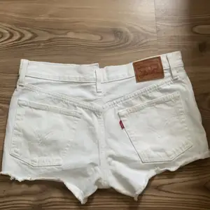 Superfina Levi’s shorts. Inte alls används mycket då jag tyvärr inte får på mig dem längre. I toppskick. Osäker på exakt storlek men passade mig när jag hade XS/S