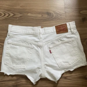 Levi’s shorts  - Superfina Levi’s shorts. Inte alls används mycket då jag tyvärr inte får på mig dem längre. I toppskick. Osäker på exakt storlek men passade mig när jag hade XS/S