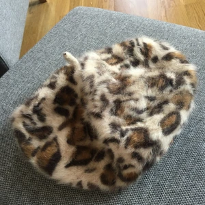 Söt hm basker - Gullig basker som blivit använd någon gång, super skön och väldigt mjukt material! Bra kvalitet :)