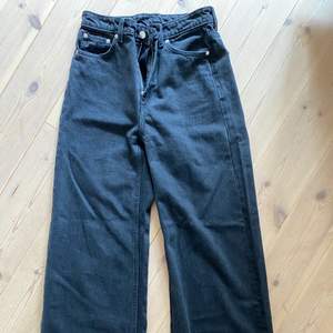 Ett par svarta jeans från Weekday! Skitsnygga men har tyvärr blivit försmå:/ dom är INTE skinny jeans utan mer bagge jeans vilken jag tycker är såå snyggt! Funkar både till vardag och fest!!