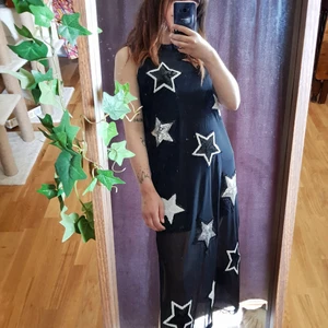 Festklänning strl S - Superfin festklänning i mesh med stjärnor i paljetter på. Riktig 90-/00-tals känsla över den.